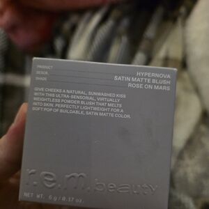 r.e.m. beauty Hypernova Satin Matte Blush - Rose on Mars (Pink)